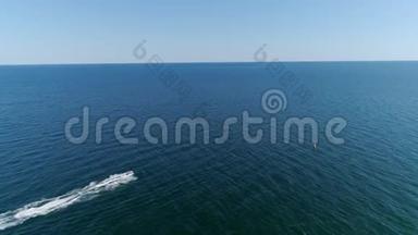 在<strong>远离</strong>陆地的海上乘坐水上滑板车的鸟瞰图